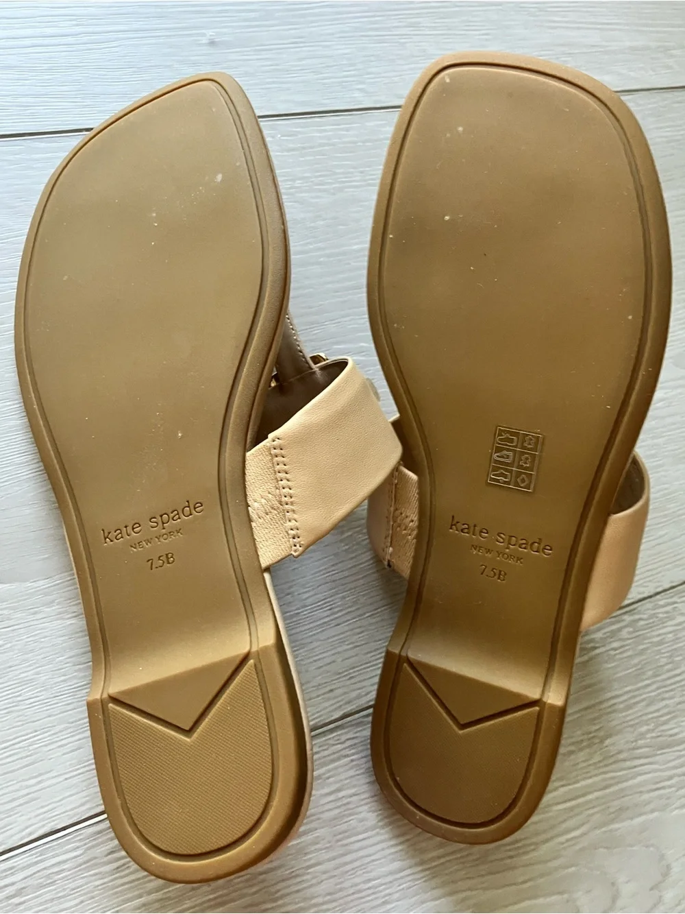 NWT Kate Spade Tan Leather Thong Sandals with Floral Medallion Size 7.5